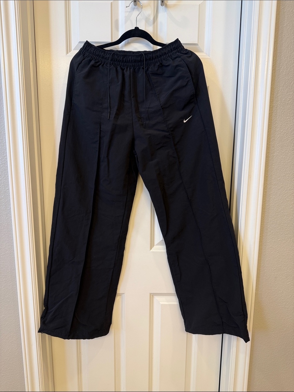Nike Women’s Black Athletic Track Pants w/adjustable cuffs. Size M, like new